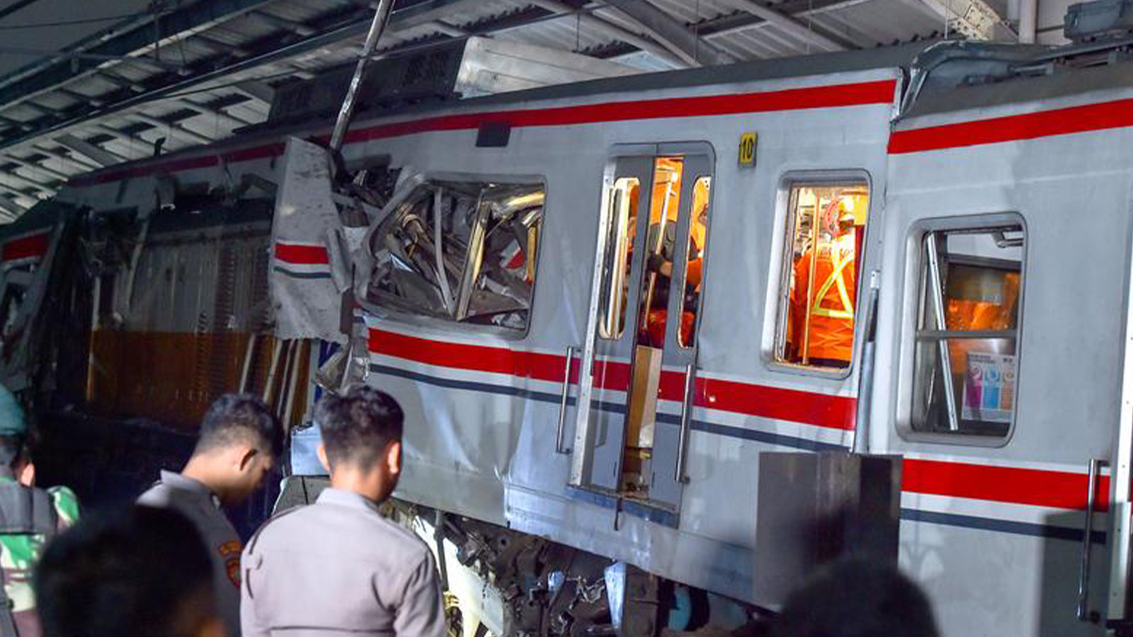 Endonezya'da iki tren çarpıştı: Çok sayıda ölü ve yaralı var