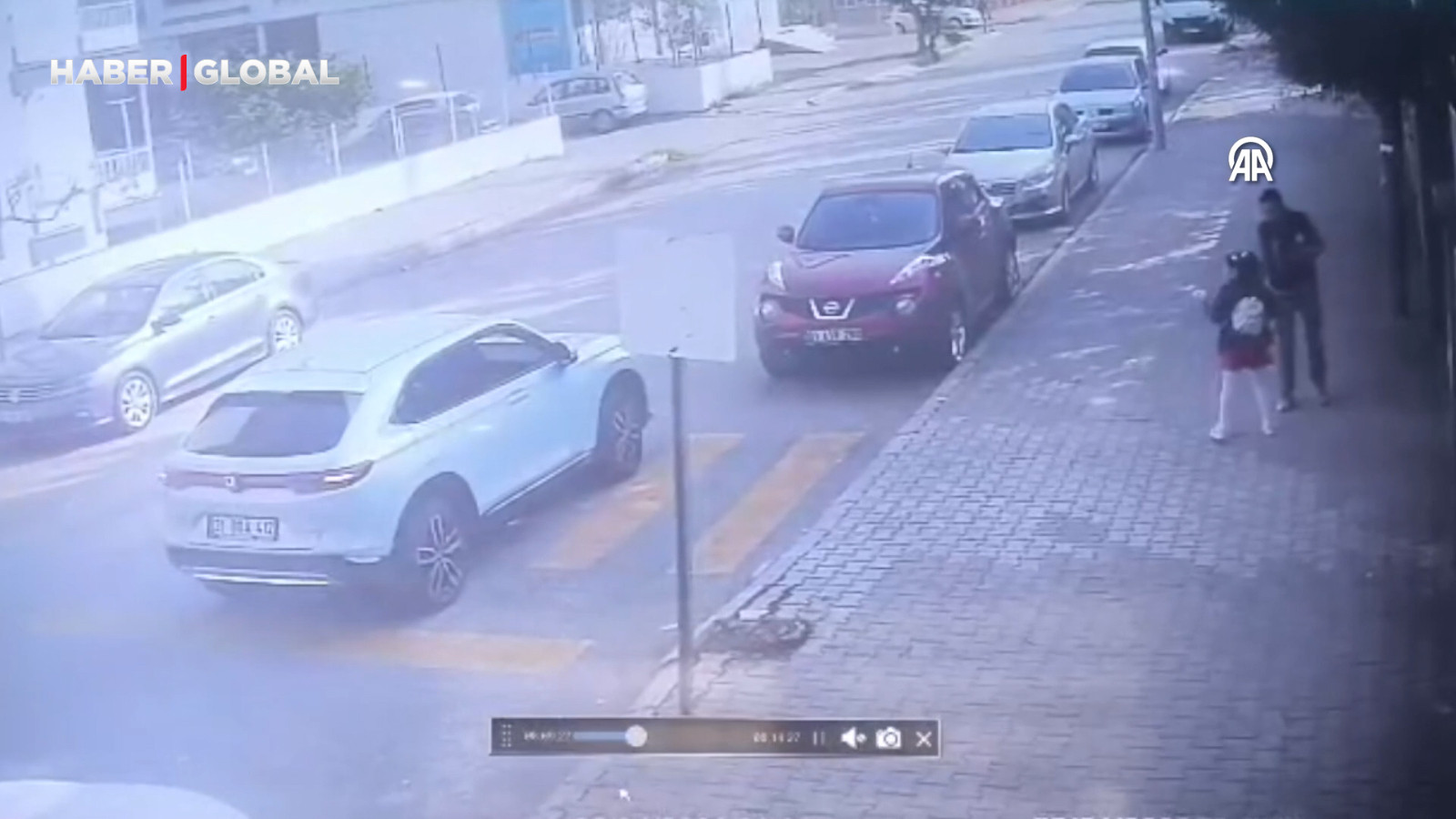 Hatay'da öğrencileri kapıda karşılayan polis memuru ödüllendirildi