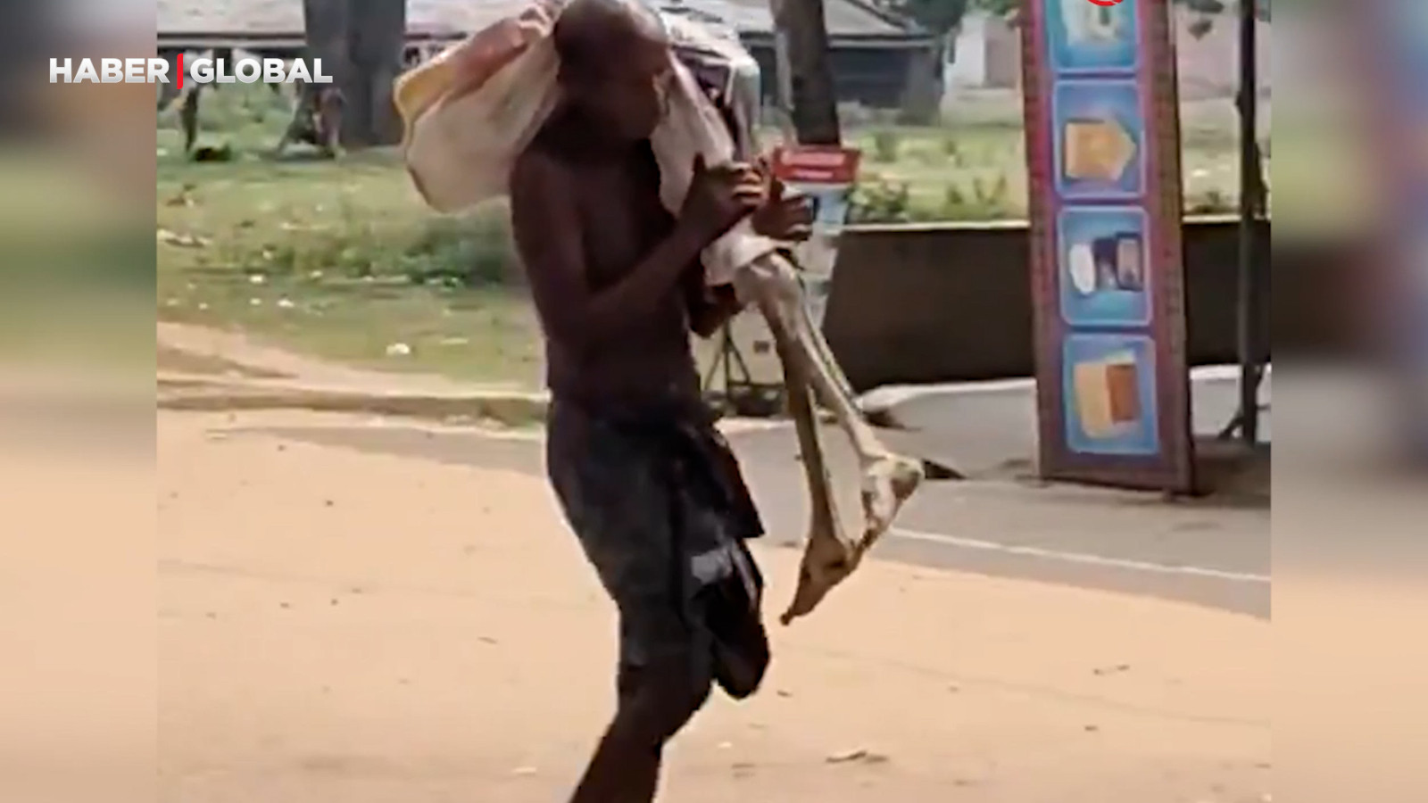 Hindistan'da para çekemeyen adam, mezardan çıkardığı iskeleti bankaya götürdü