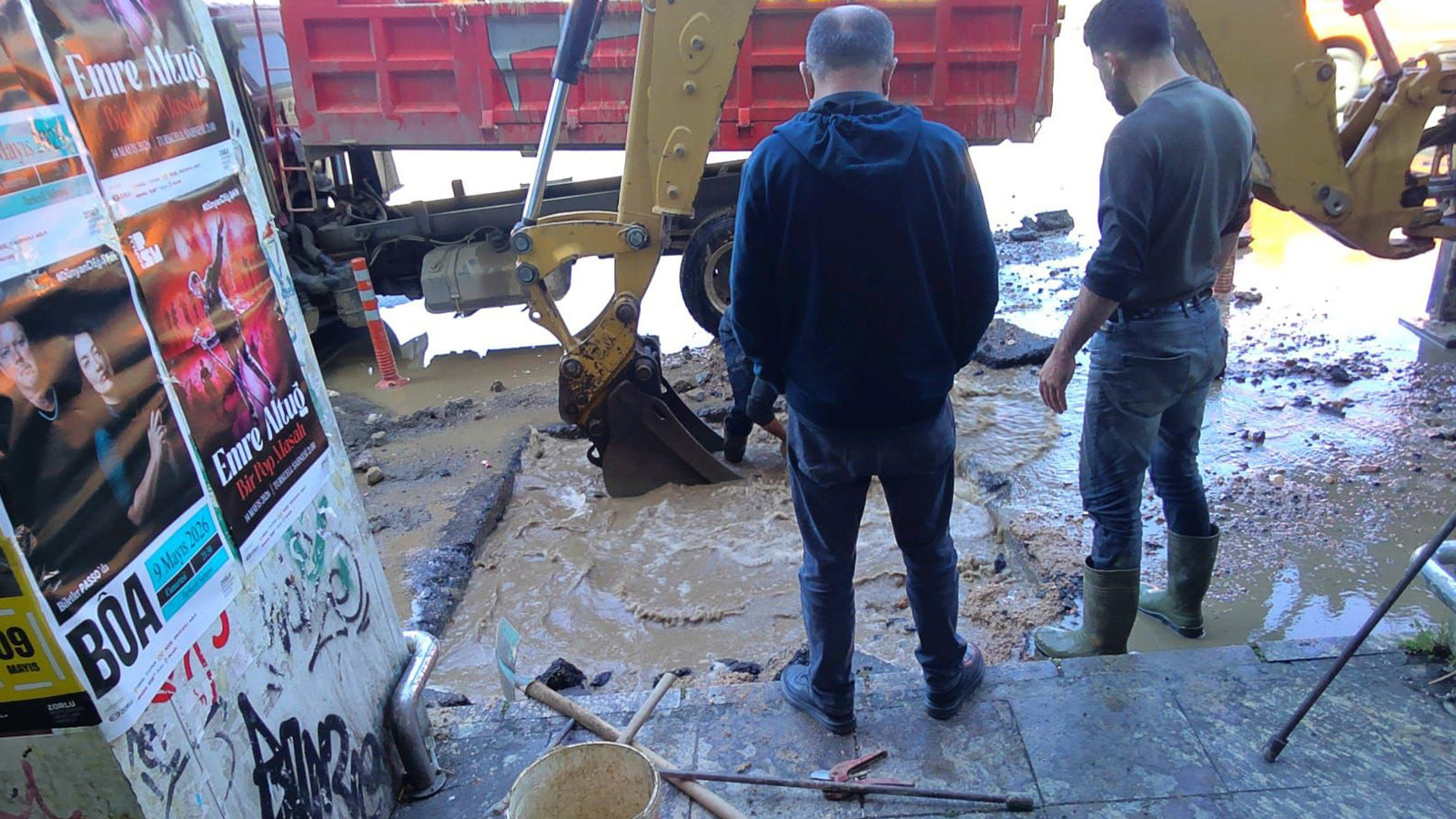 Kadıköy'de su borusu patladı, yollar göle döndü