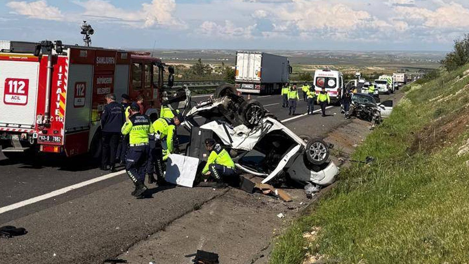 Şanlıurfa'da 3 otomobil birbirine girdi: 3 ölü, 5 yaralı var