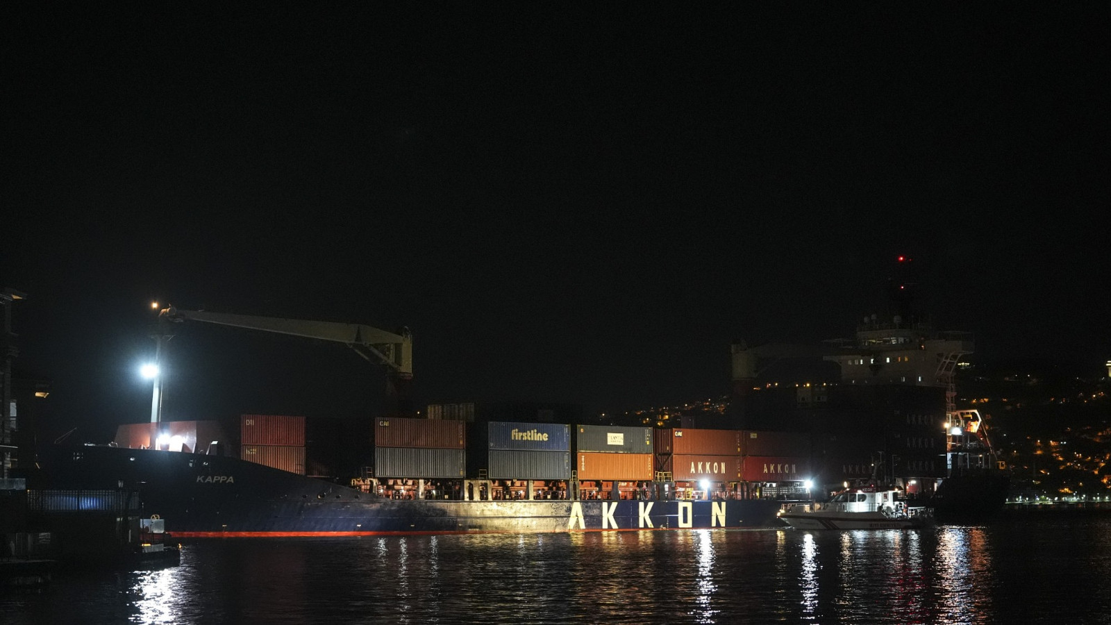 Sarıyer'de konteyner gemisi karaya oturdu! Boğaz trafiği durduruldu