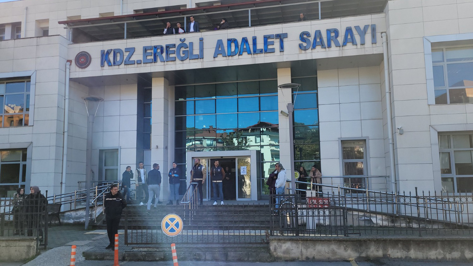 Tutuklama kararı sonrası adliye binasının 2’nci katından atladı