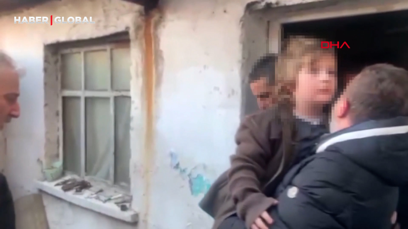 7 yıl boyunca harabe bir evde tutulan 8 yaşındaki Nazar, annesi ve kardeşiyle buluştu