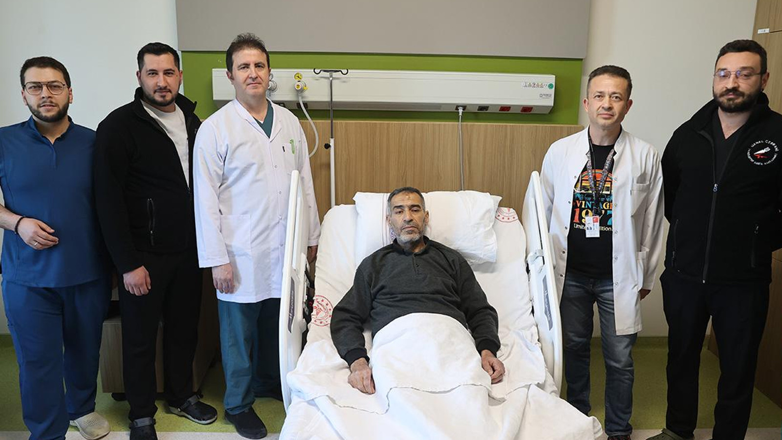 8,5 kiloluk böbrekle yaşadı, ameliyatla kurtuldu