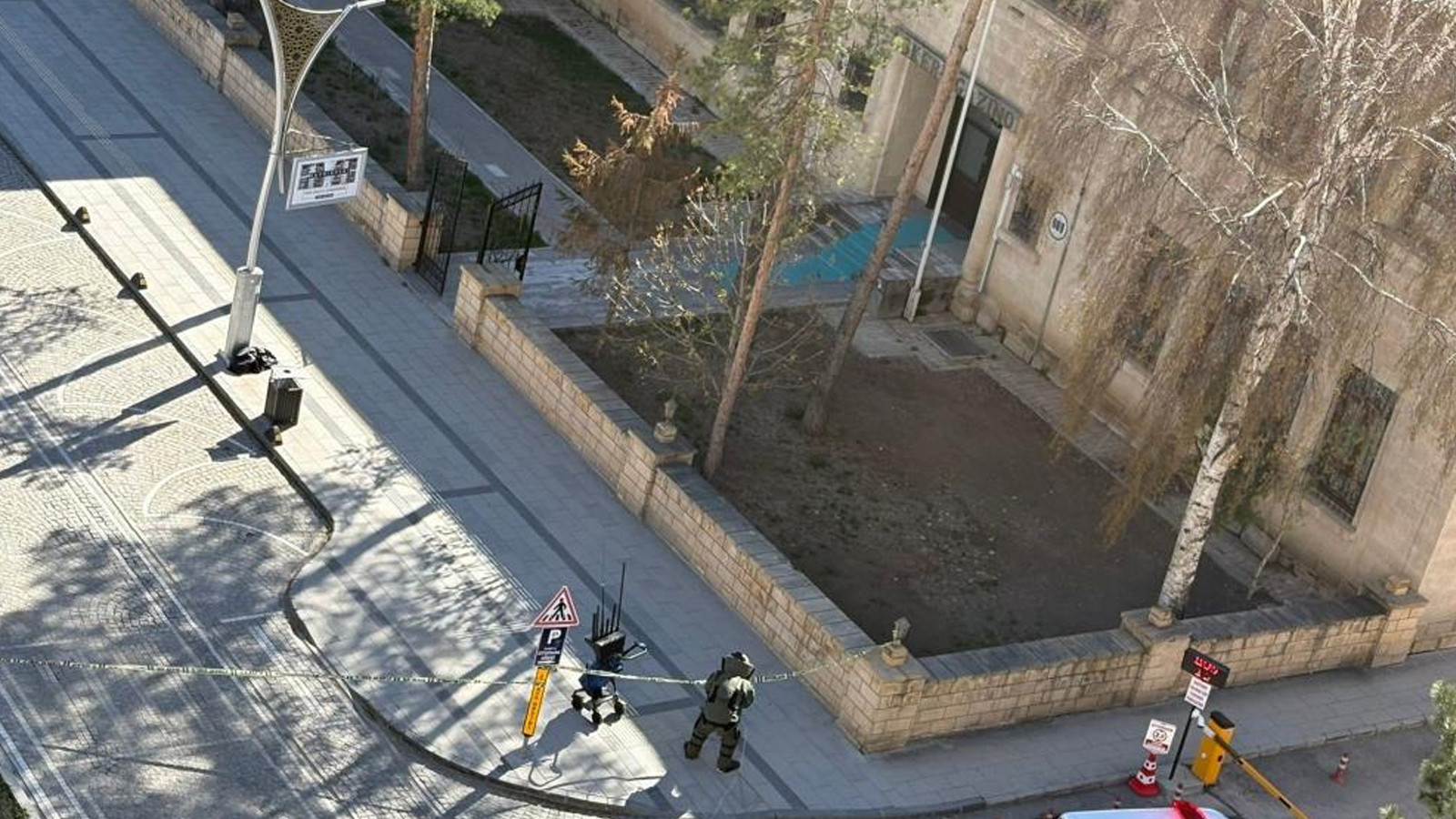 Bayburt'ta askeri gazino önünde bomba paniği