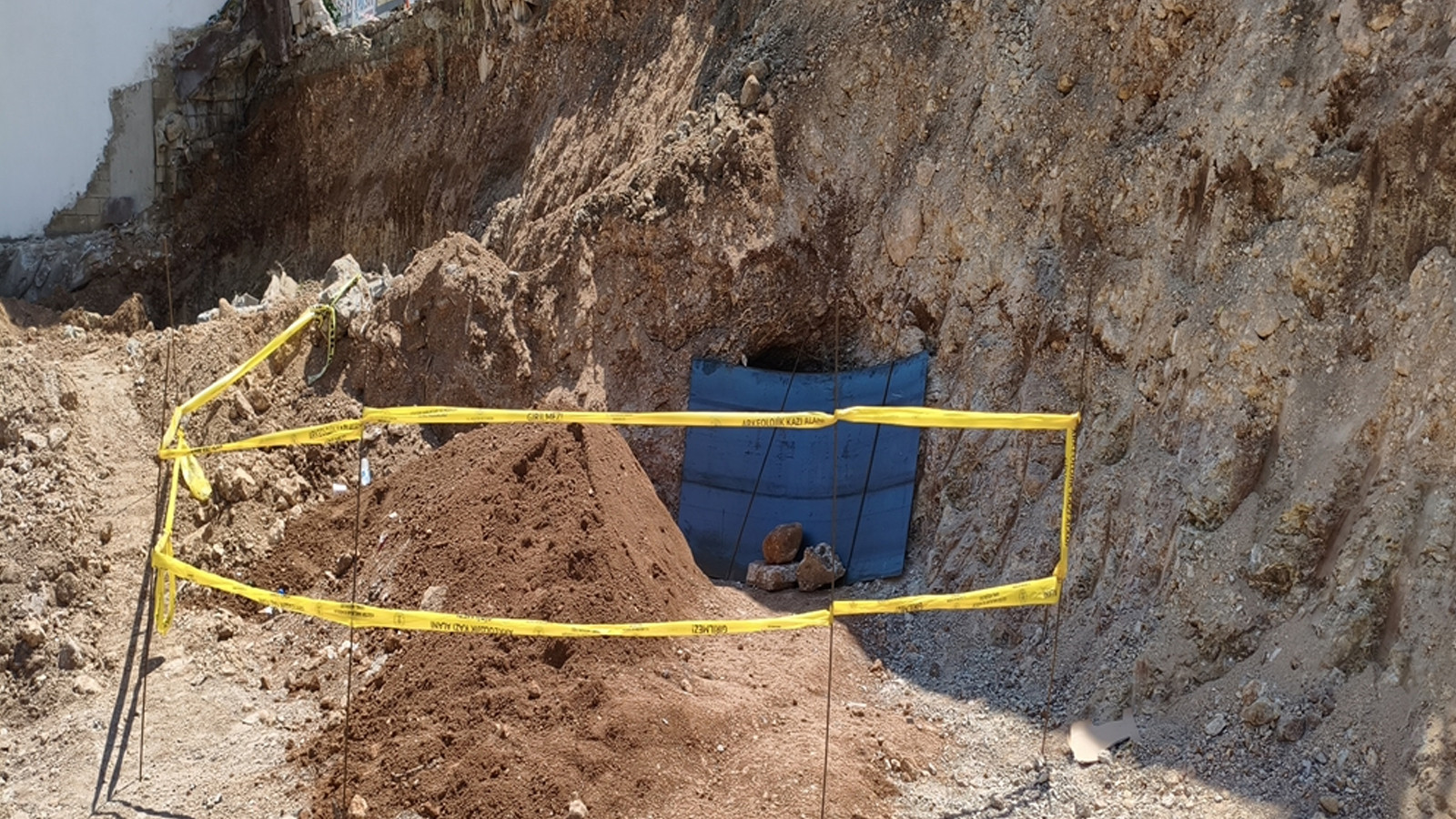 Belediyenin kazısında bulundu; bölge giriş çıkışa kapatıldı