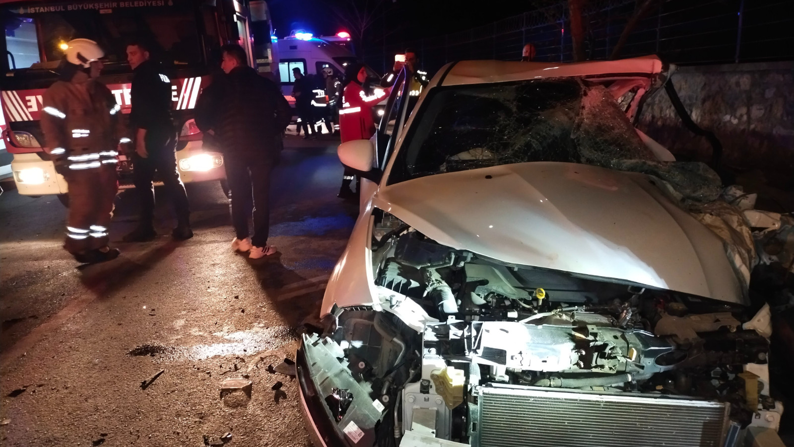 Beykoz'da servis minibüsü ile otomobil çarpıştı: 1'i ağır 12 yaralı