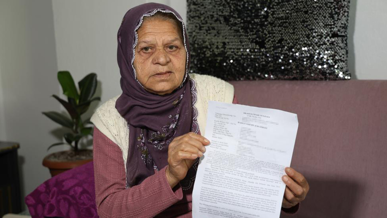 Emekli maaşını kiracısına çektiren kadına şok; gerçeği bankada öğrendi!