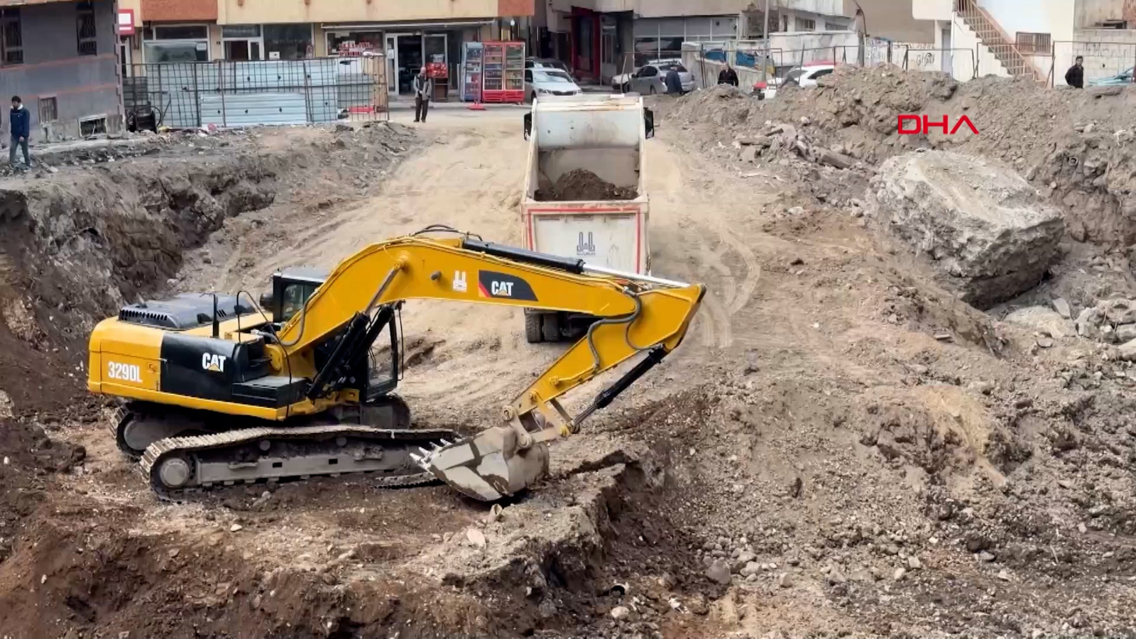 Erzurum'da inşaatın temel kazısı sırasında doğal gaz borusu patladı