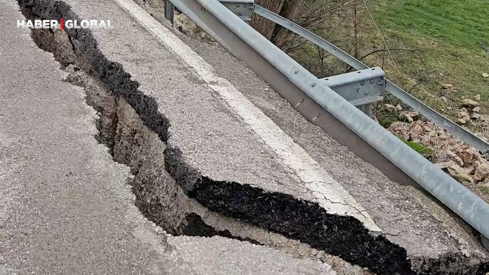 Hakkari-Yüksekova kara yolu yarıldı