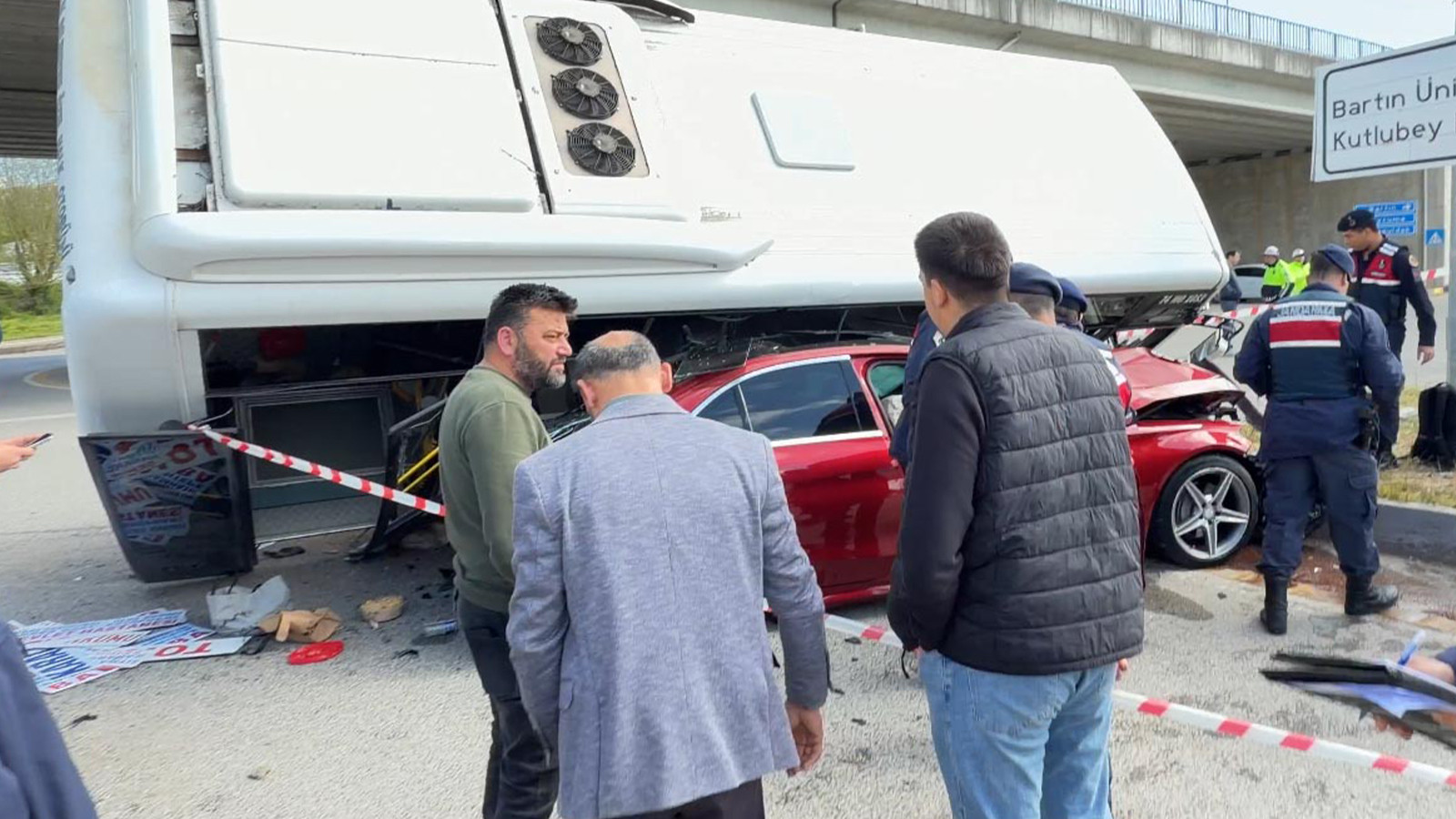 Halk otobüsü otomobilin üzerine devrildi; yaralılar var