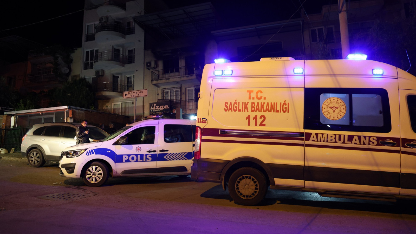 İzmir'de evde yangın! Baba öldü, oğlu ağır yaralandı 