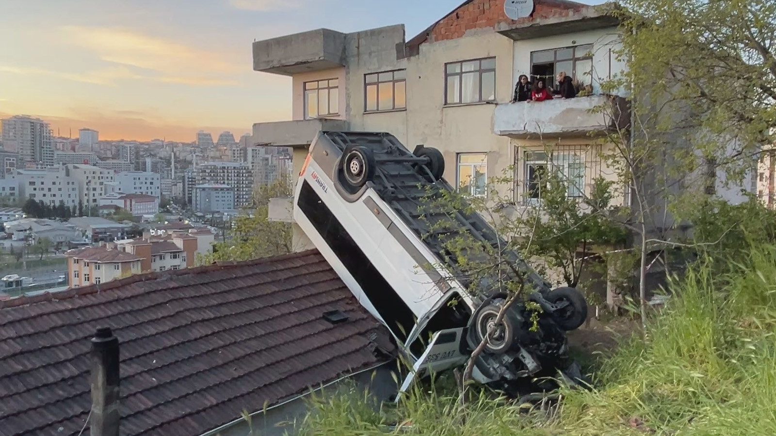 Kağıthane’de facianın eşiğinden dönüldü: Öğrencileri indiren servis şoförü aracıyla çatıya düştü