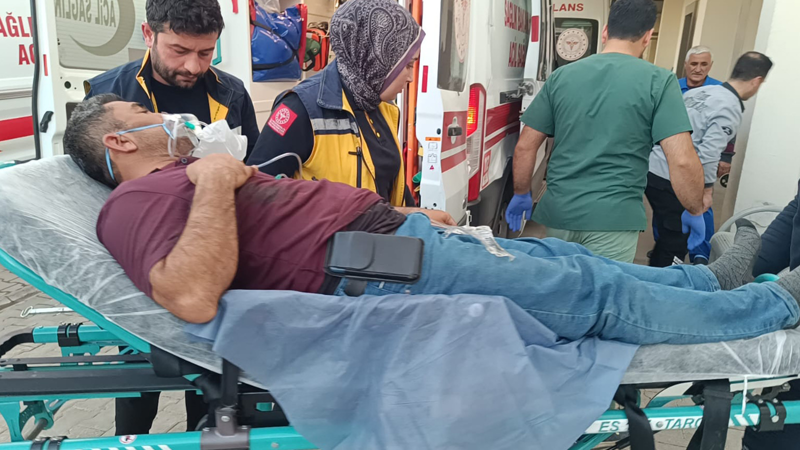 Komşu aileler arasında bıçaklı kavga: 1'i ağır, 4 yaralı