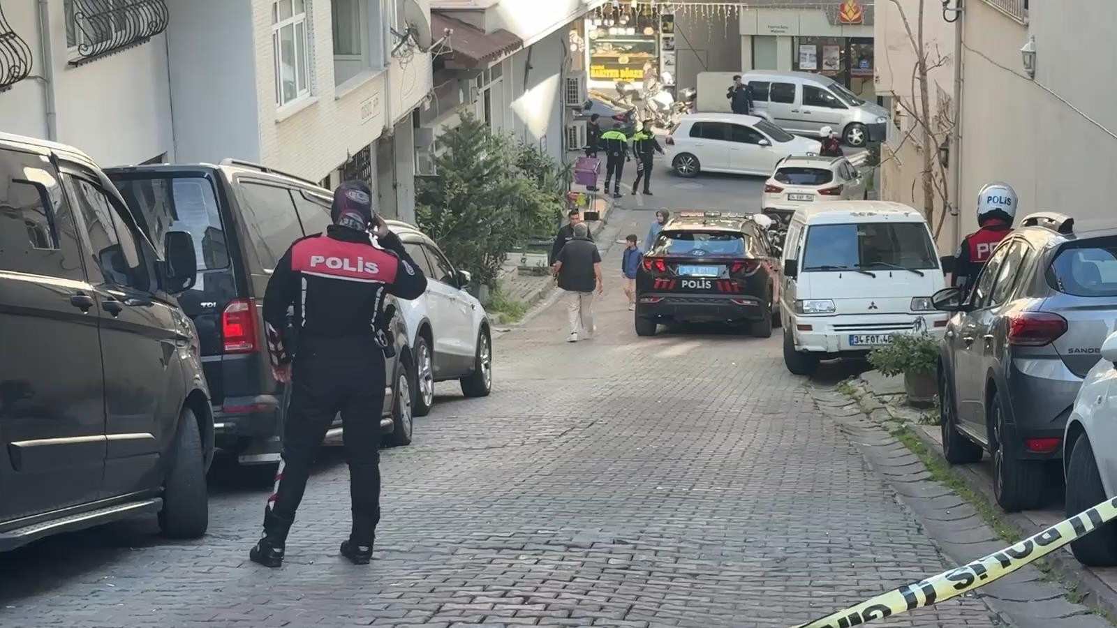 Küfürlü konuşan gençlerin saldırdığı polis ateş açtı, kaldırımdaki berber vuruldu