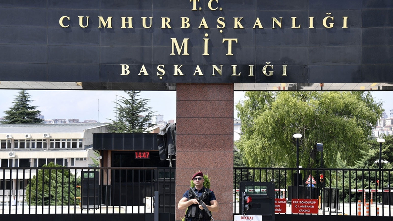 MİT, İran Devrimi'nin lideri Humeyni'nin Türkiye'de ikamet ettiği döneme ait belgeyi paylaştı