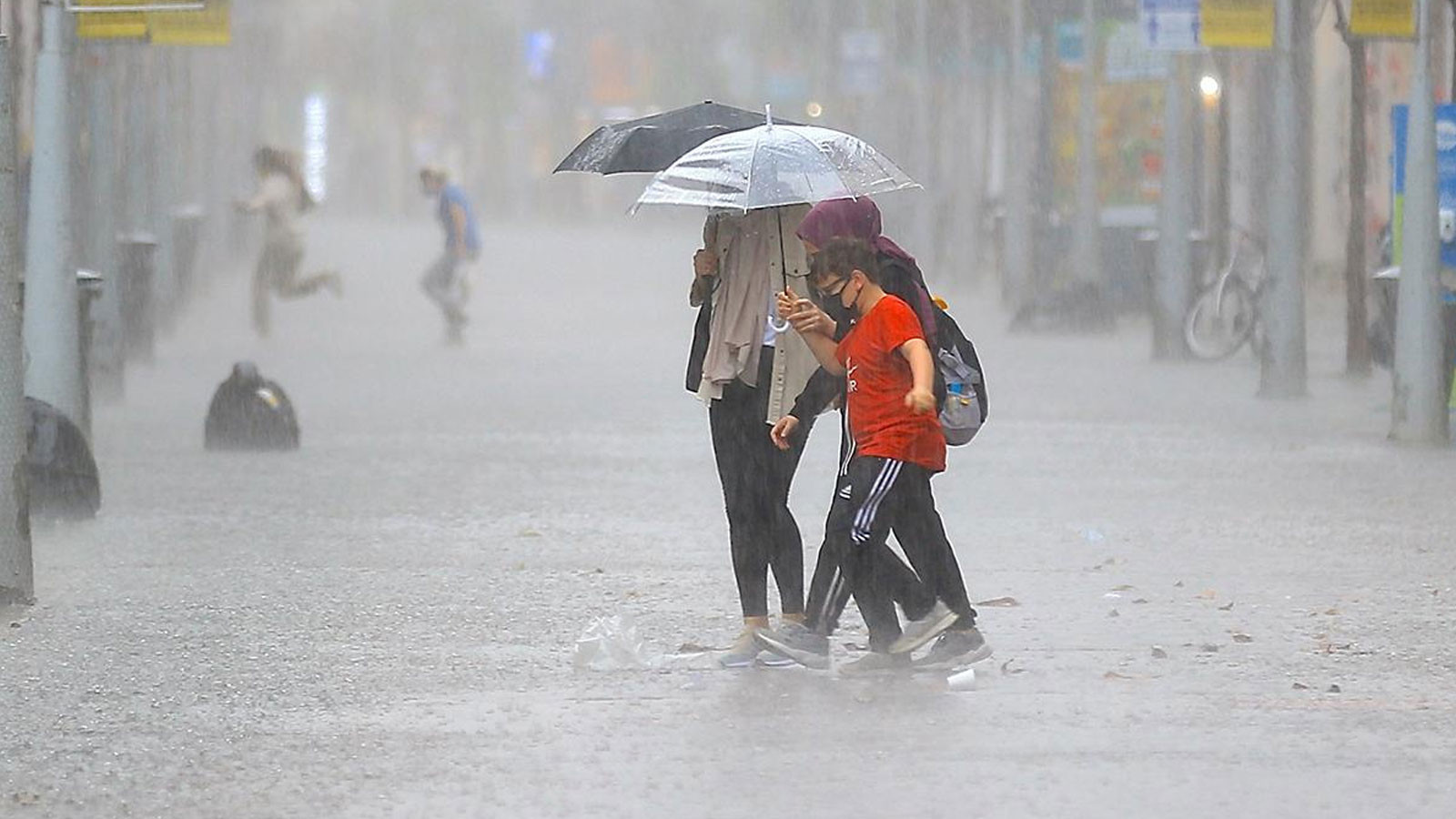 Montlarınızı ve şemsiyelerinizi kaldırmayın! 30 Nisan-6 Mayıs arası kara kış geri dönüyor
