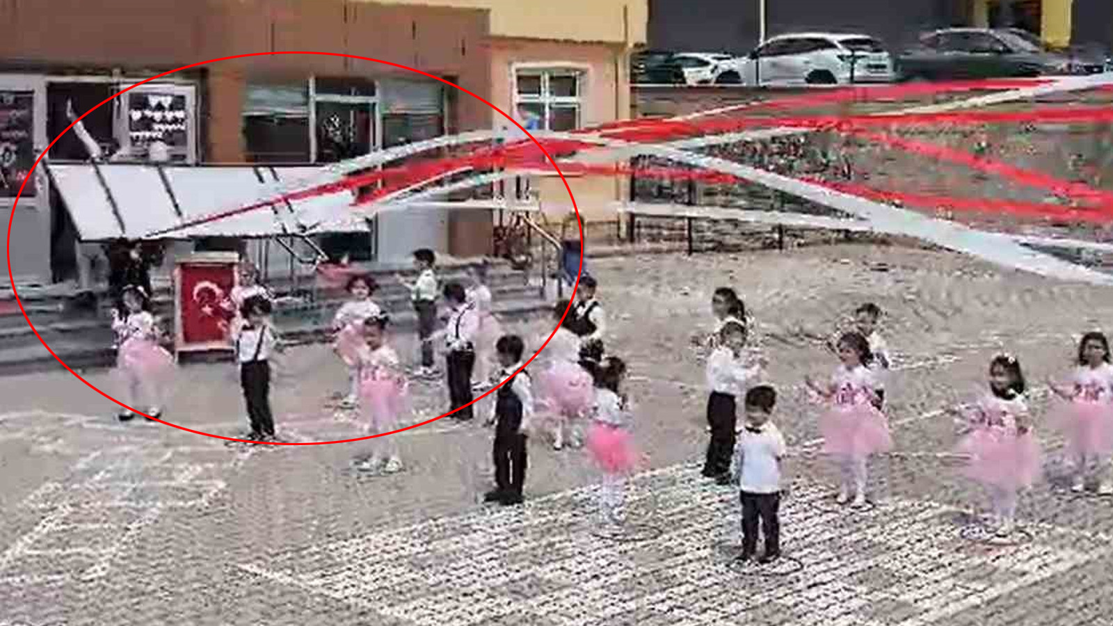 Okul bahçesinde korkunç anlar: Öğretmenin üzerine tabela düştü