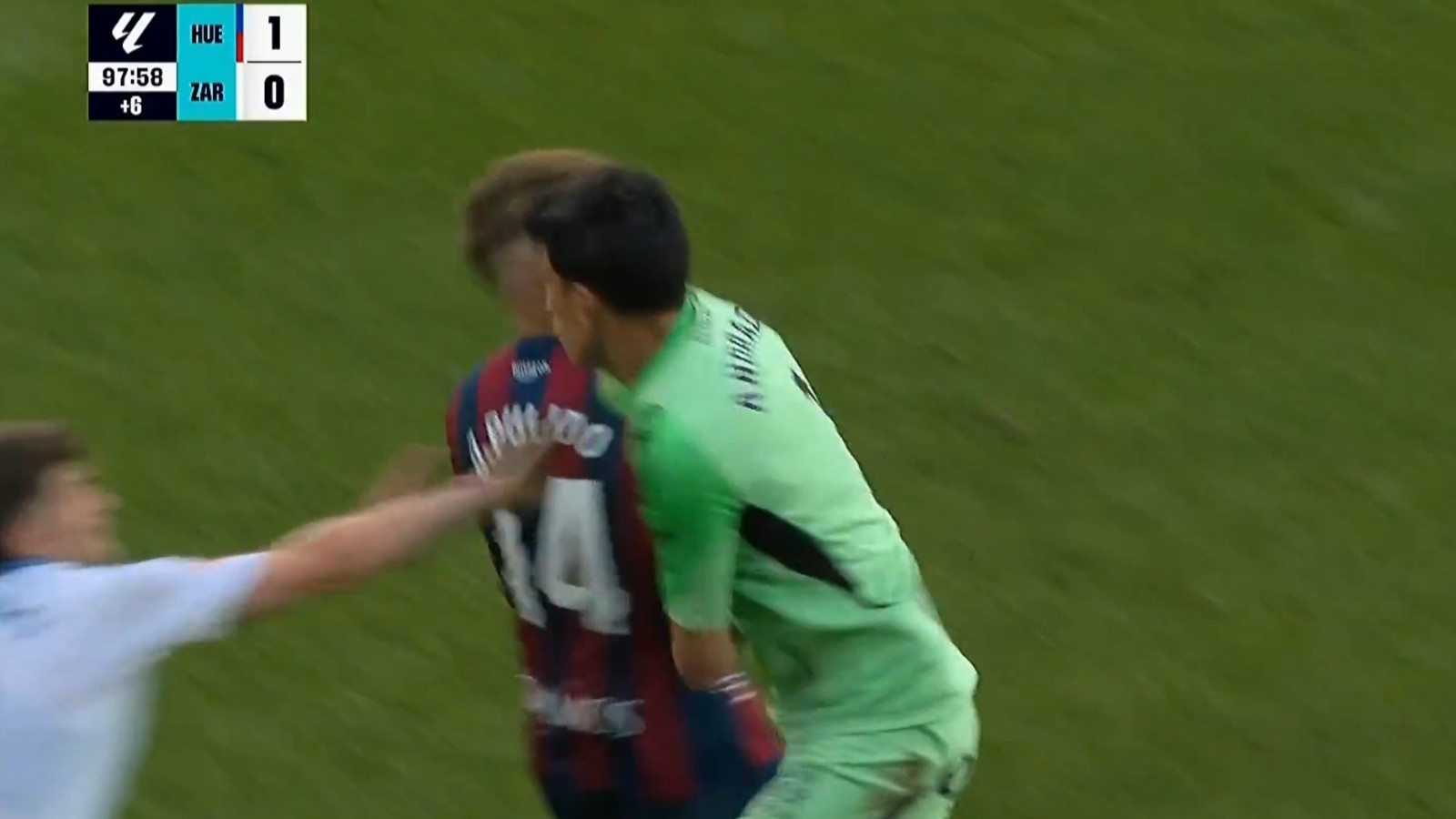 Rakibine yumruk atan kaleciye 13 maç ceza