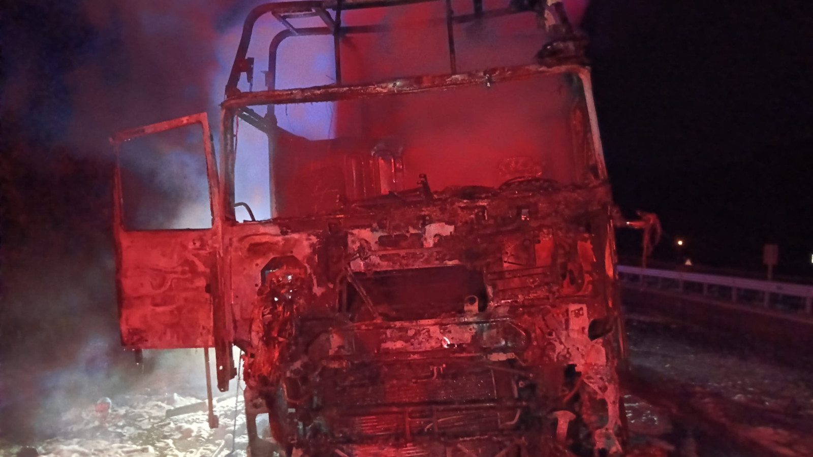 Samsun'da seyir halindeki ahşap yüklü TIR yandı