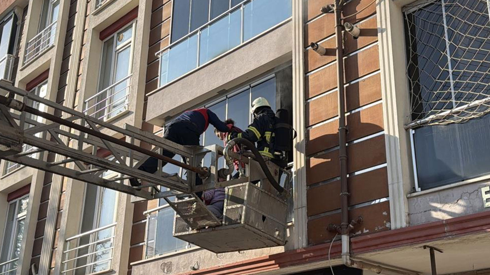 Tokat’ta apartman dairesinde yangın paniği: Anne ve çocukları tahliye edildi