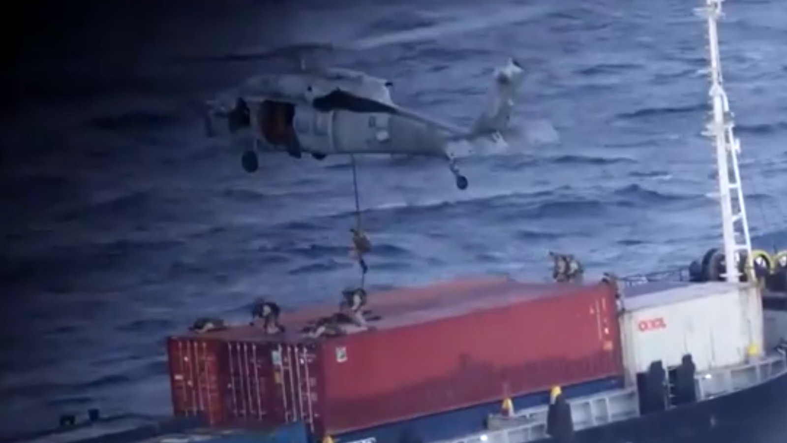 Umman Denizi’nde hareketli anlar... ABD askerleri gemiye çıkarma yaptı!