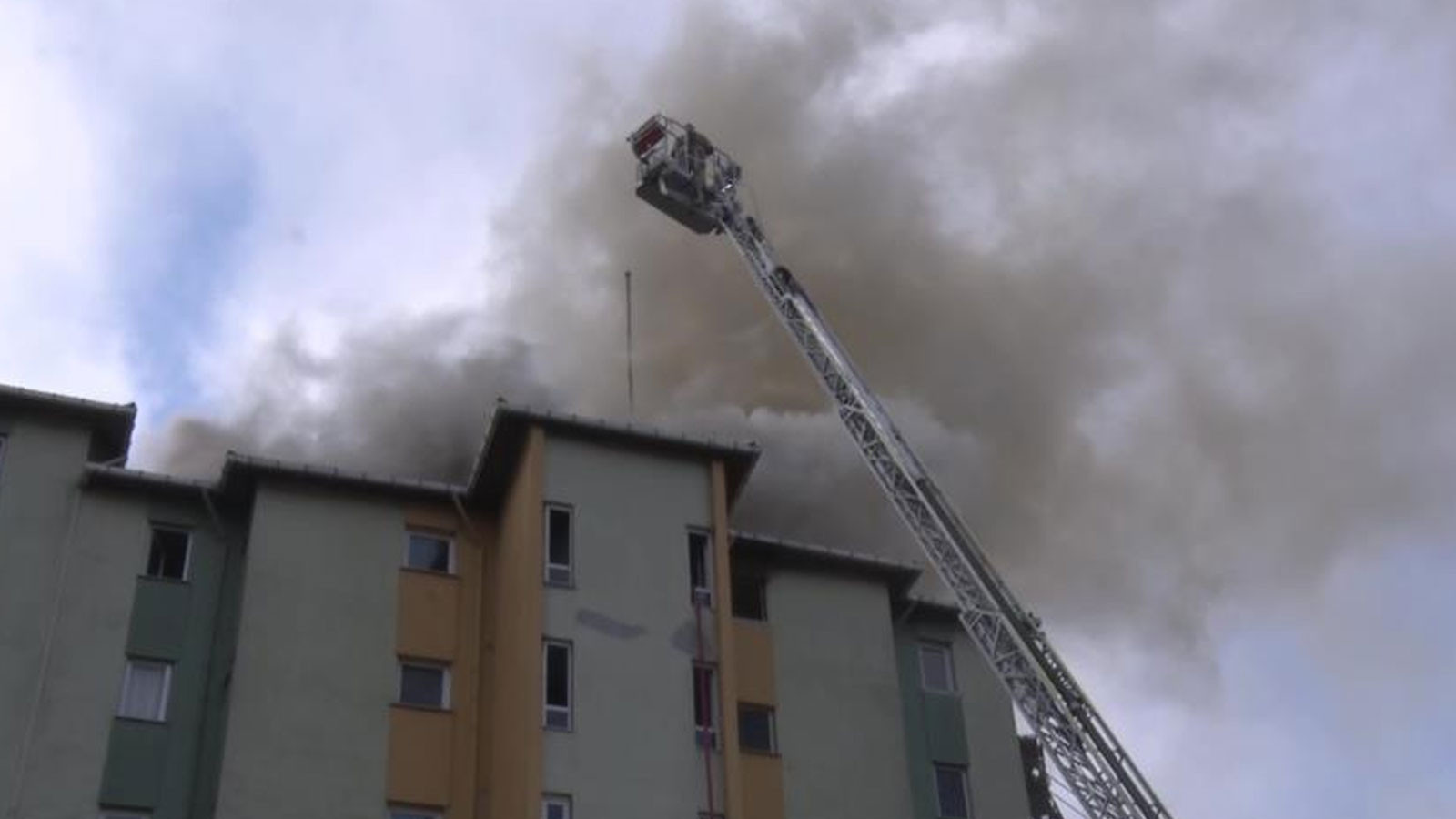 Ataşehir’de site içinde yangın: Sakat köpek mahsur kaldı