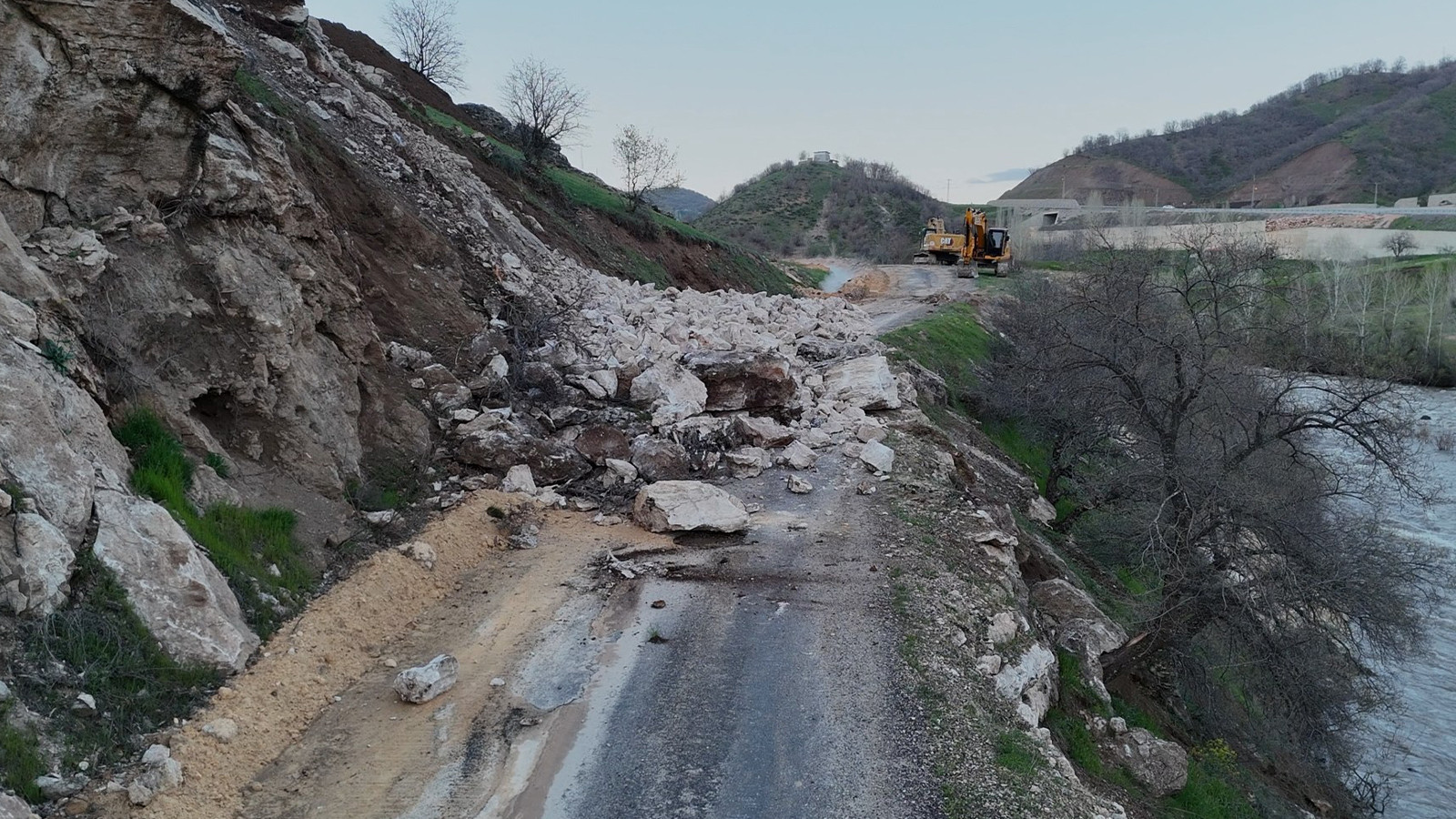 Bingöl’de heyelan; yol ulaşıma kapandı