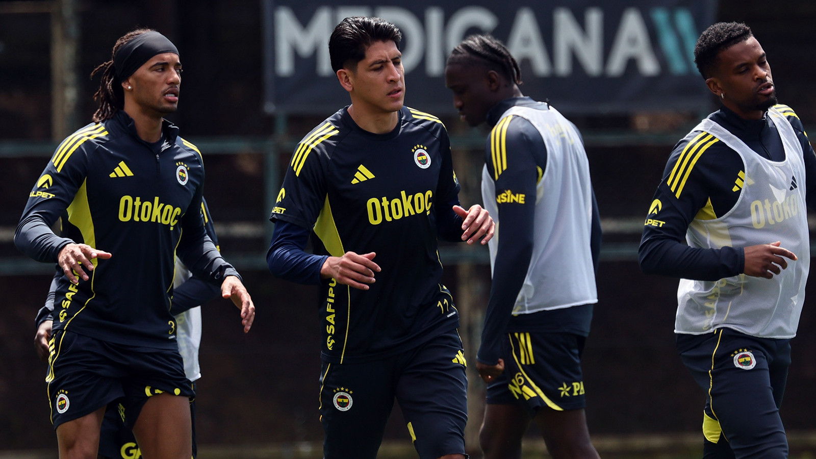 Fenerbahçe'de Edson Alvarez 2.5 ay sonra geri döndü ve takımla antrenmanlara başladı