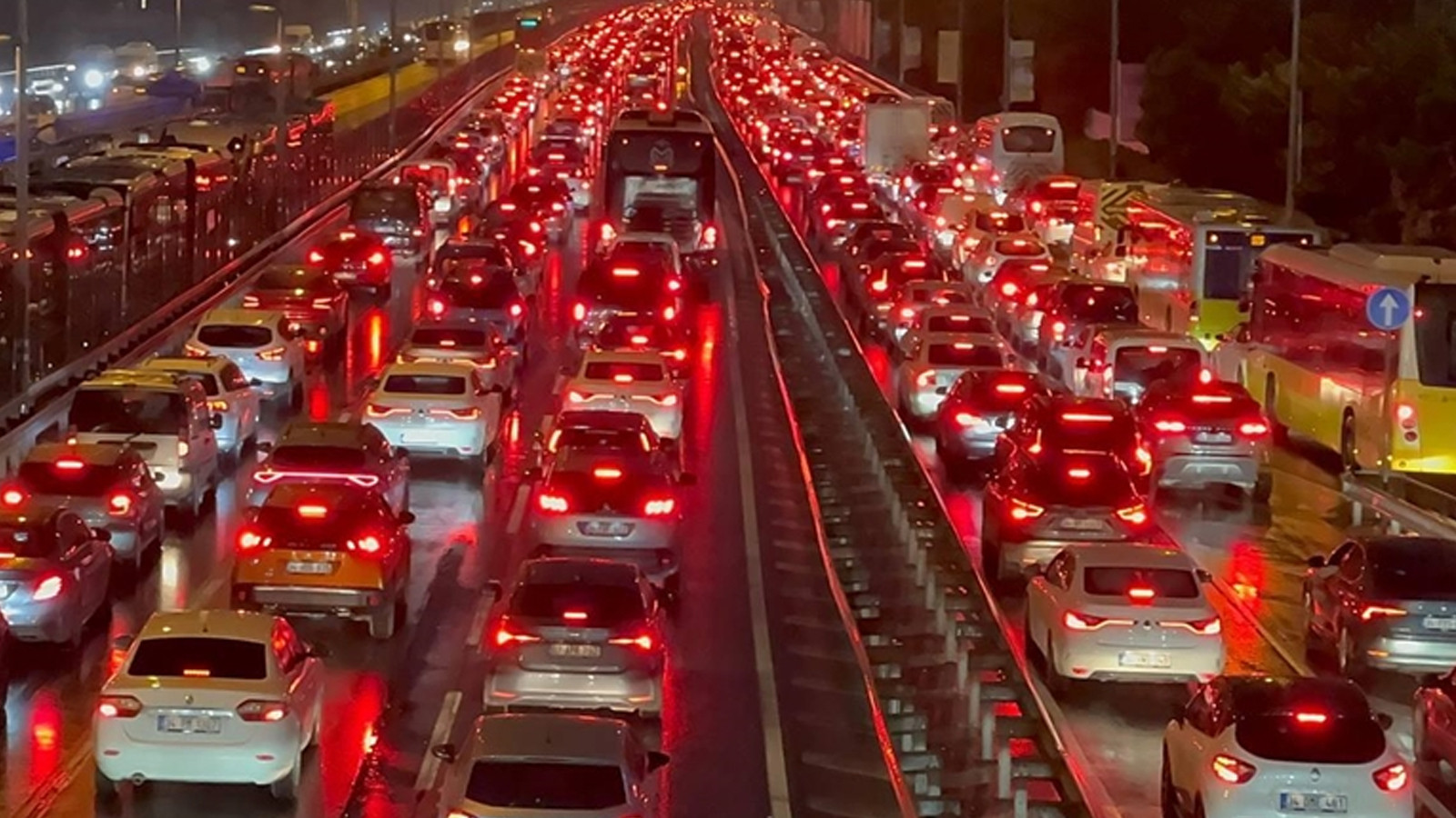 İstanbul'da akşam saatlerinde trafik yoğunluğu yüzde 87'ye yükseldi