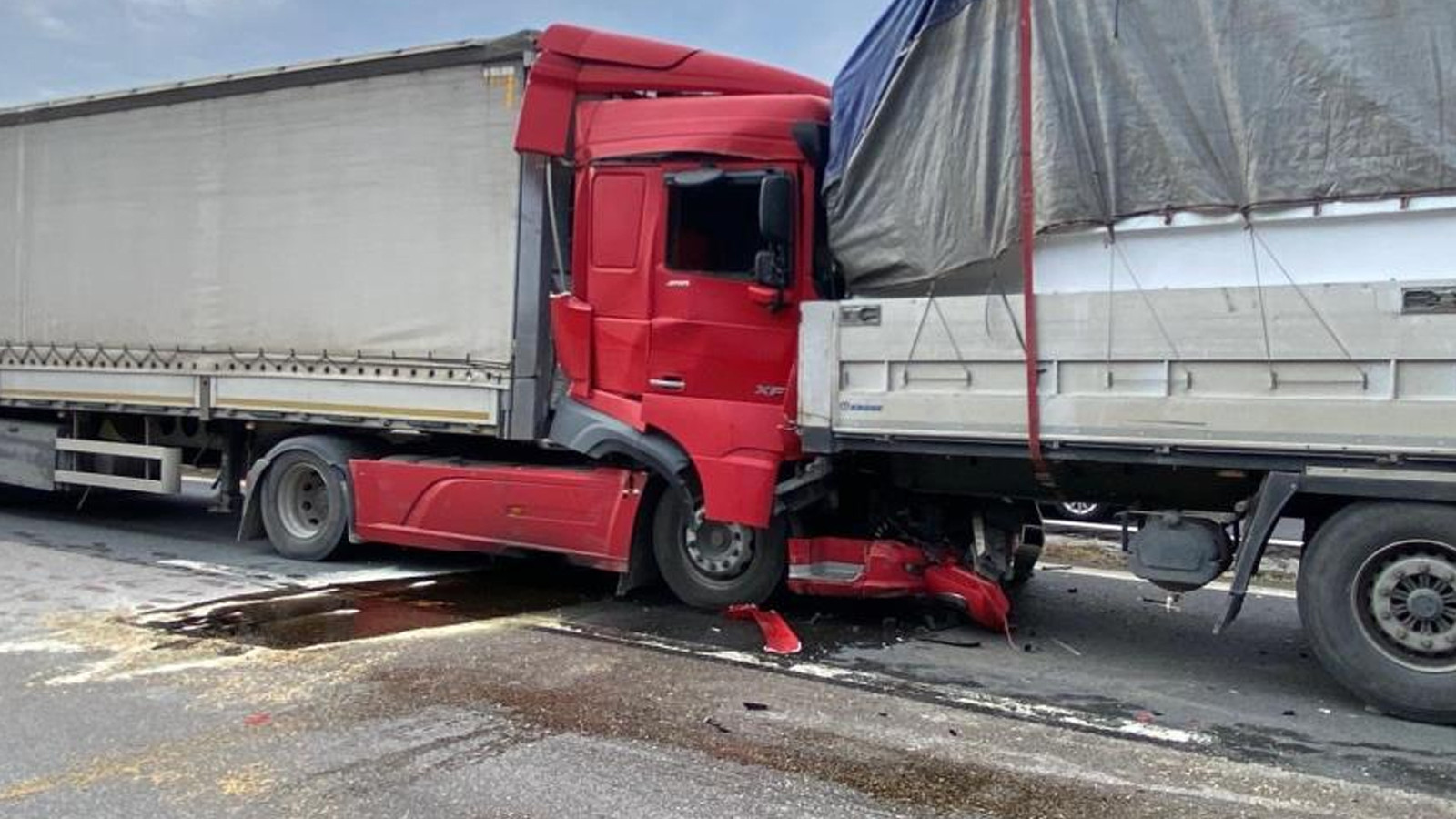 Kocaeli TEM'de 6 tır birbirine girdi: Ankara yönü trafiğe kapandı