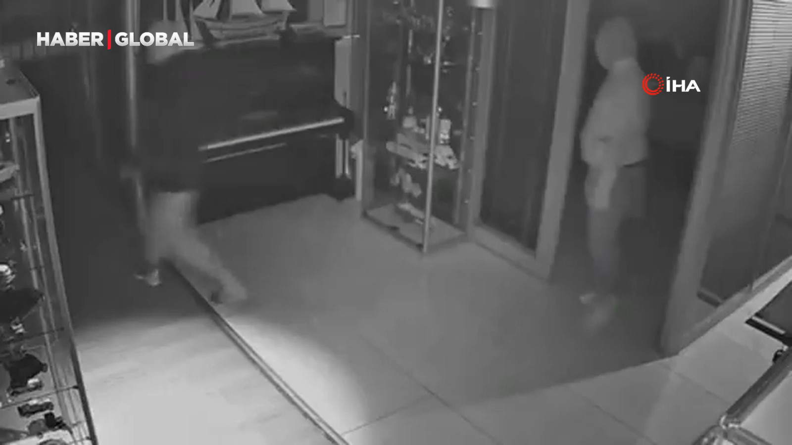 Maskeli beşler girdikleri işletmelerde çelik kasaları böyle patlattı! Tam 2 milyon lira...