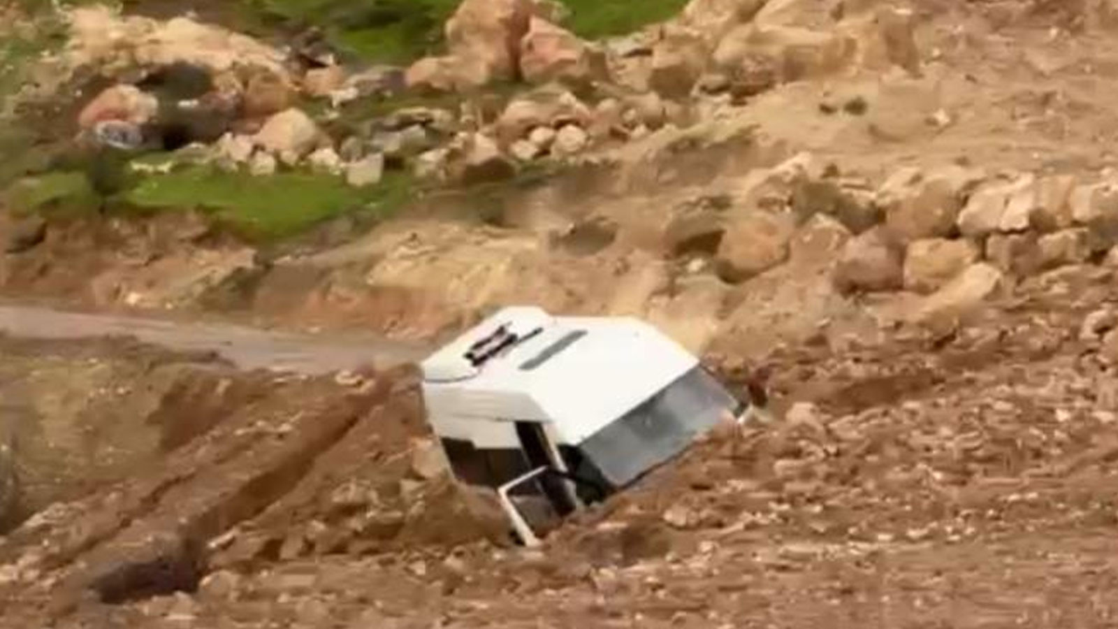 Siirt'te heyelan: Minibüs mahsur kaldı