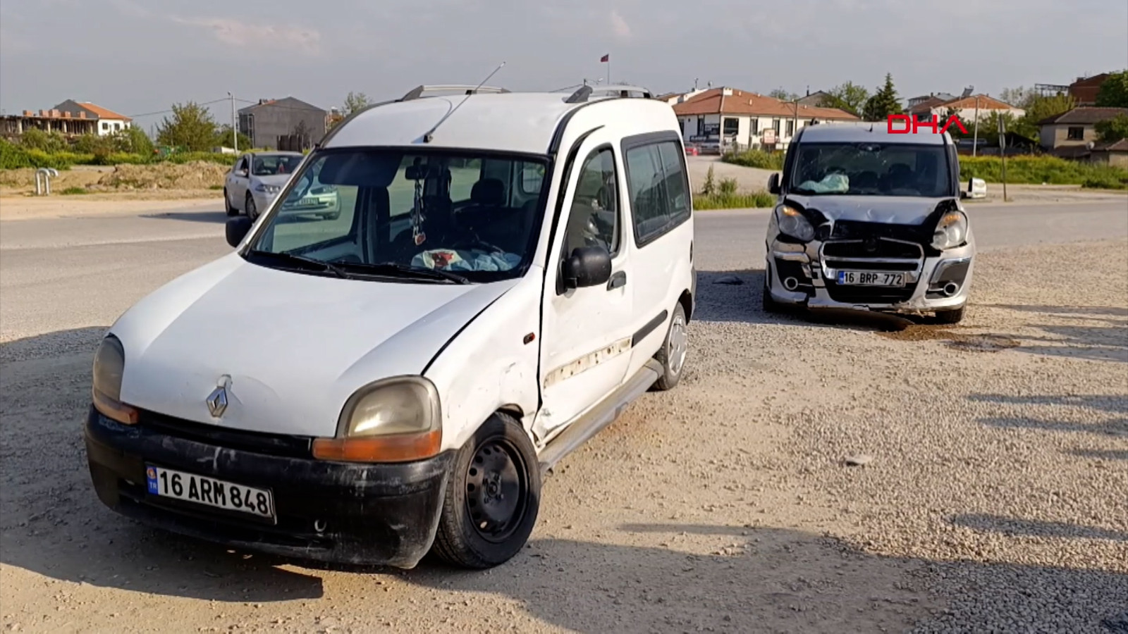 Bursa'da iki hafif ticari çarptı: 3 yaralı