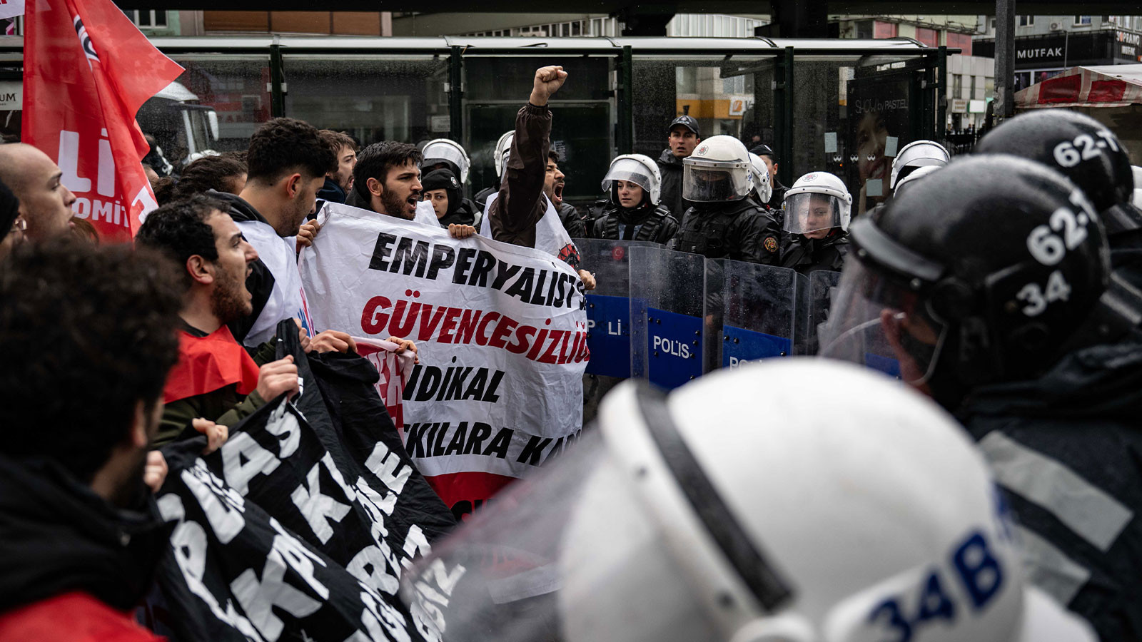 İstanbul Valiliği duyurdu: İzinsiz gösteri yapan 575 kişi gözaltına alındı