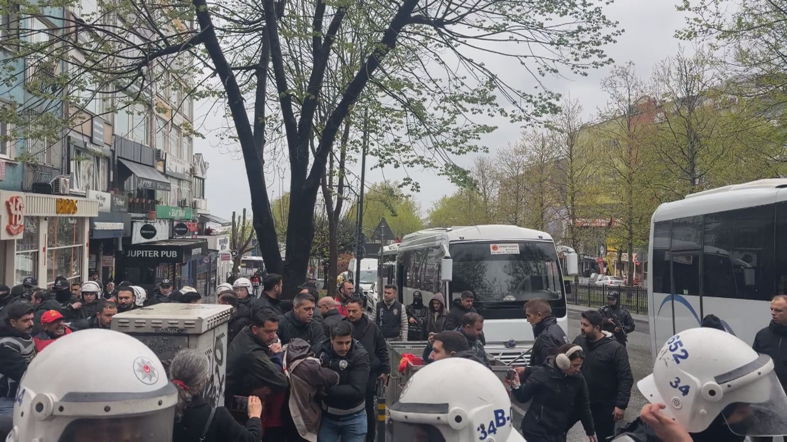 Taksim'e yürümek isteyenlere gözaltı