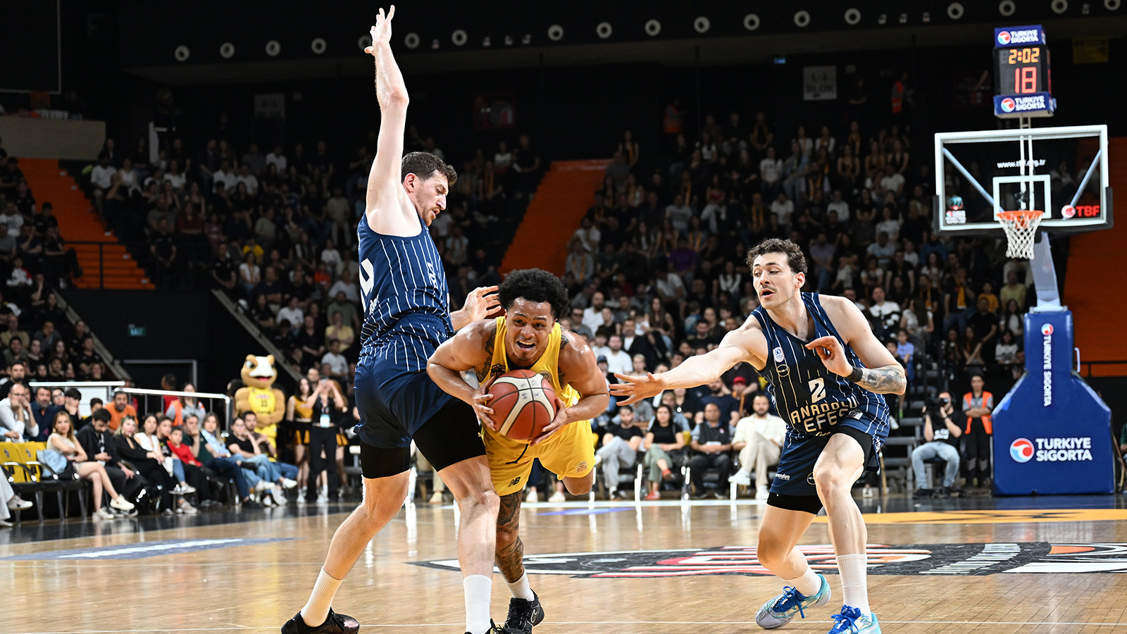 Anadolu Efes nefes kesen maçta Mersin Spor'u mağlup etti