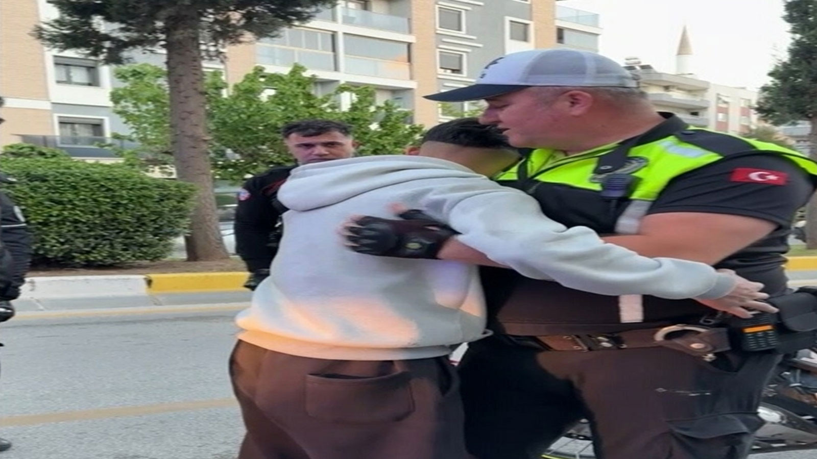 Aydın'da kaçan motosiklet sürücüsü, kazadan sonra polise sarılıp ağladı
