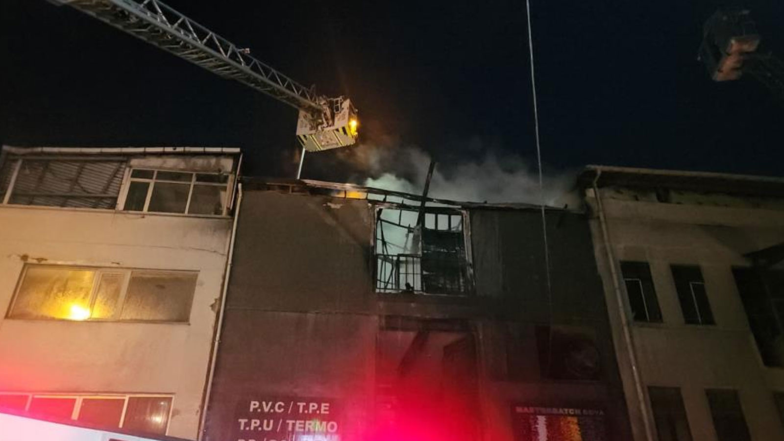Bayrampaşa’da 5 katlı iş yerinin 3 katı alevlere teslim oldu