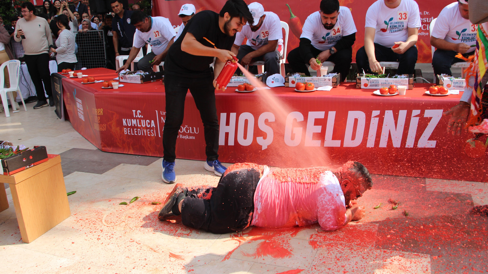 En fazla acı biberi yiyen altını kaptı!