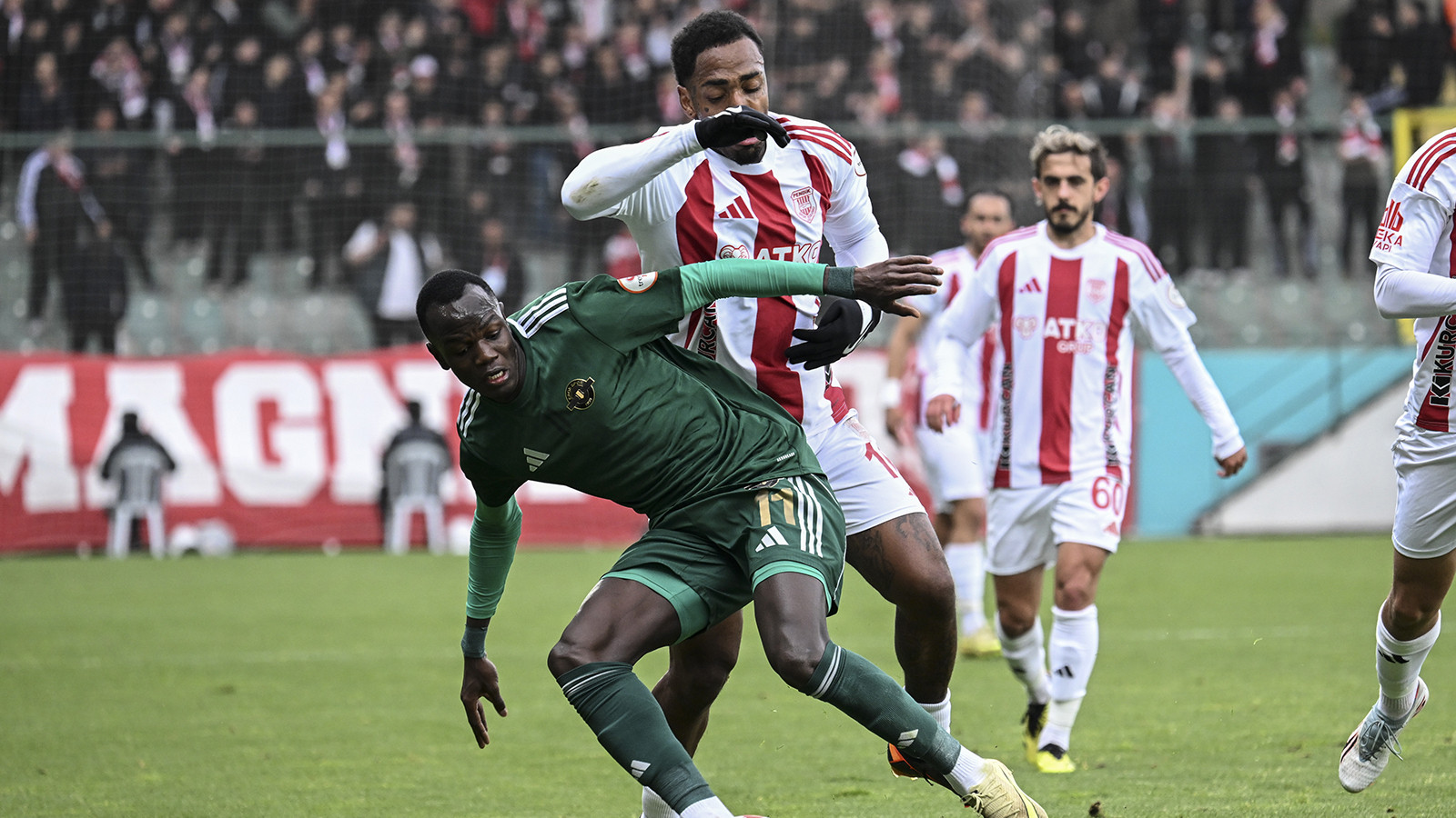 Esenler Erokspor, Süper Lig'e doğrudan yükselme şansını son maçta kaçırdı
