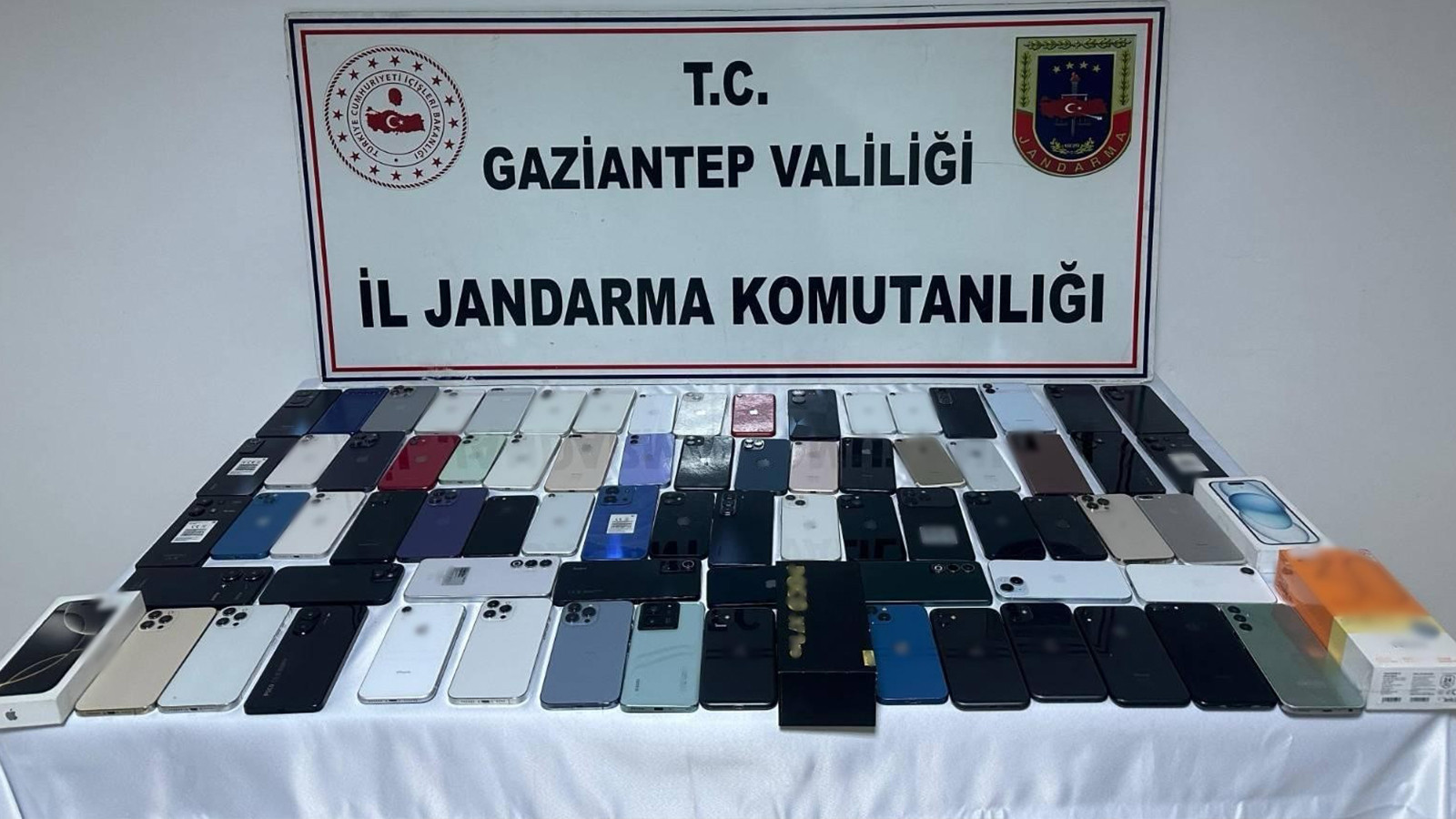 Gaziantep'te 3 milyon TL'lik kaçak cep telefonu ele geçirildi