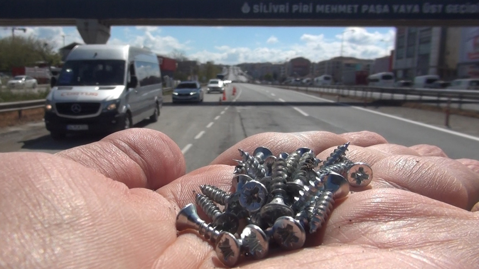 Silivri'de kamyondan dökülen vidalar trafiği durduru