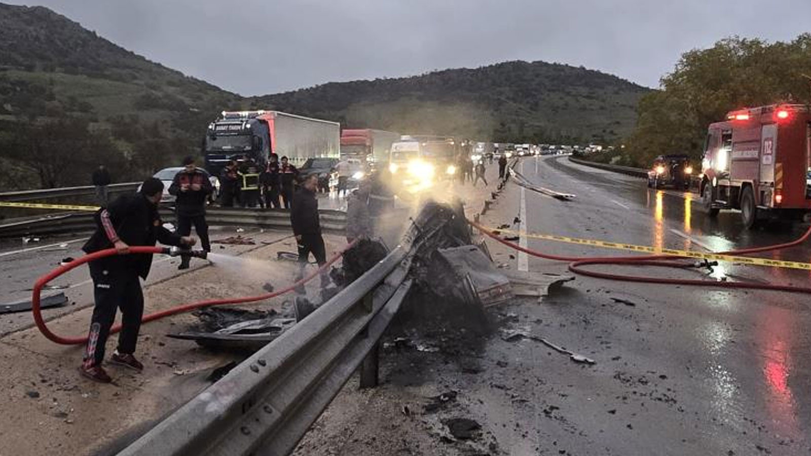 Afyonkarahisar'da feci kaza: Bariyerlere çarparak yanan otomobilin sürücüsü feci şekilde can verdi
