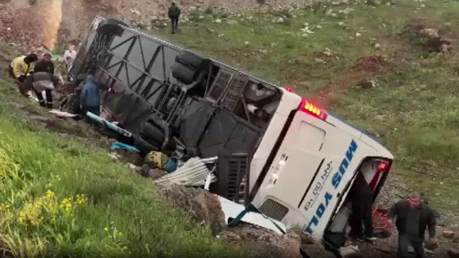 Malatya’da yolcu otobüsü devrildi: Çok sayıda yaralı var