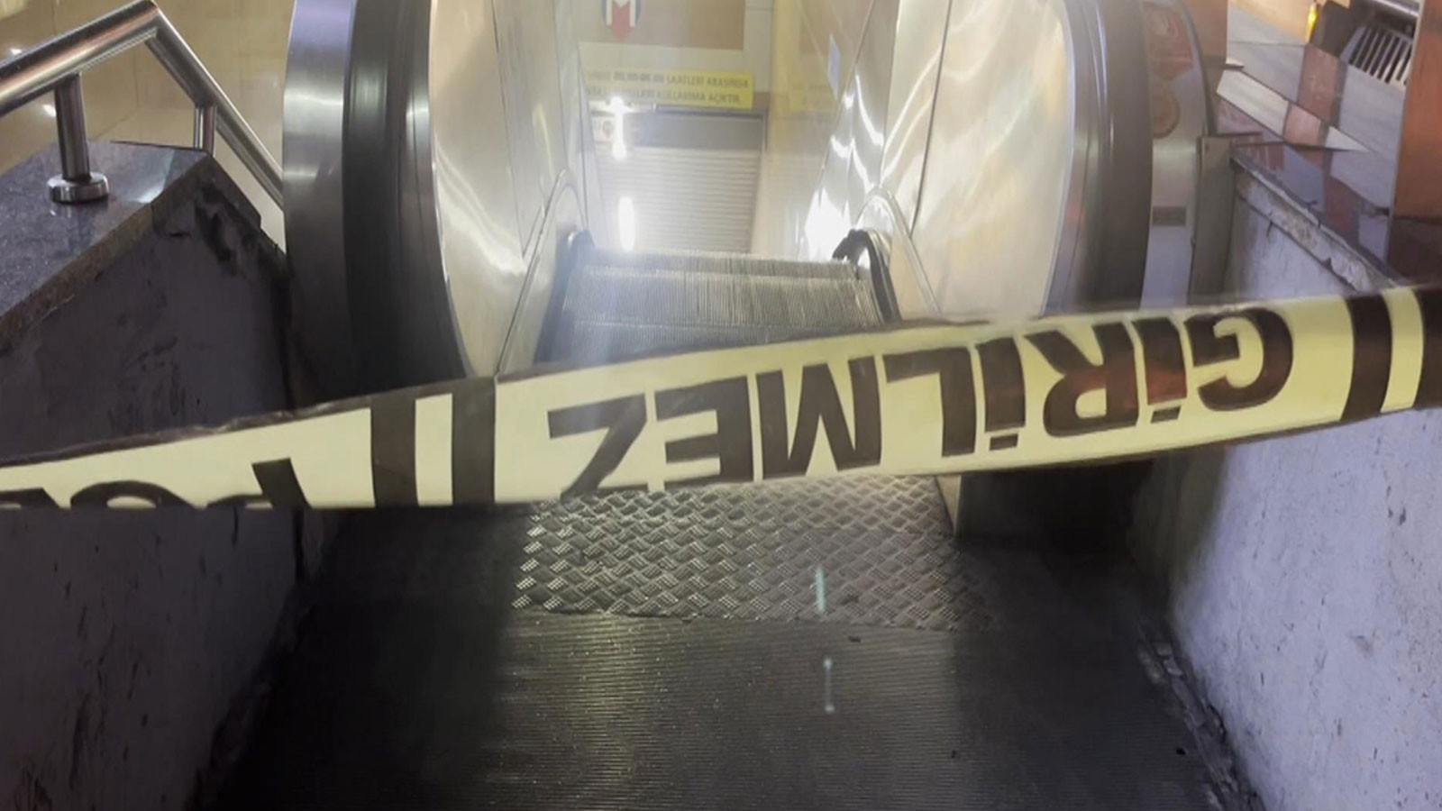 Metro istasyonunda raylara düşen 22 yaşındaki şahıs hayatını kaybetti