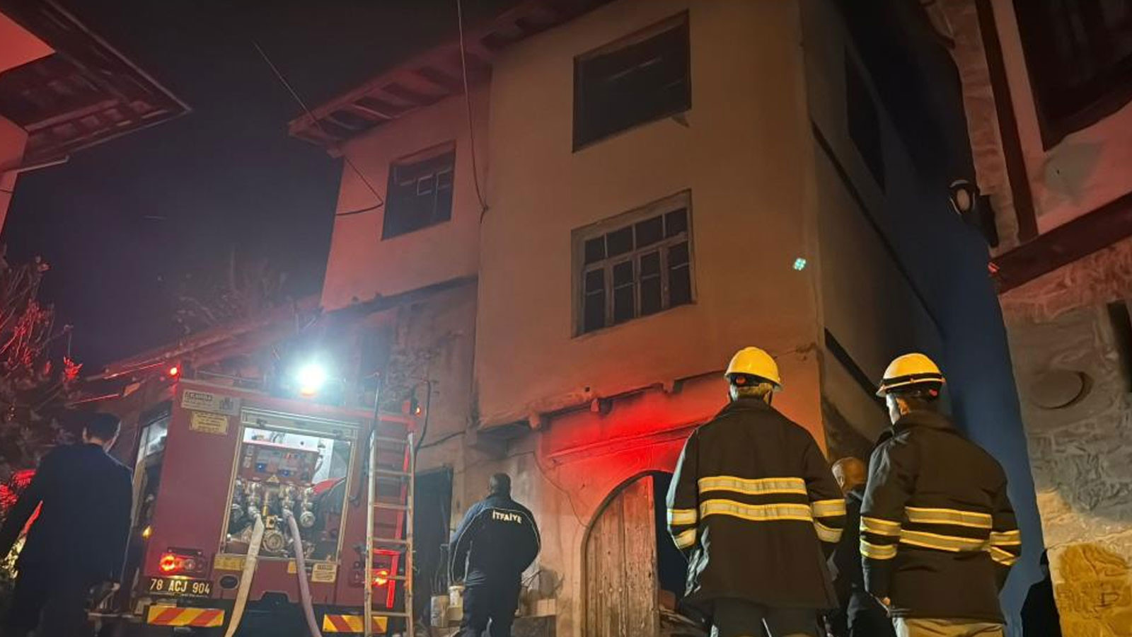 Safranbolu'da 2 katlı müstakil evde yangın çıktı: İtfaiye eri başından yaralandı