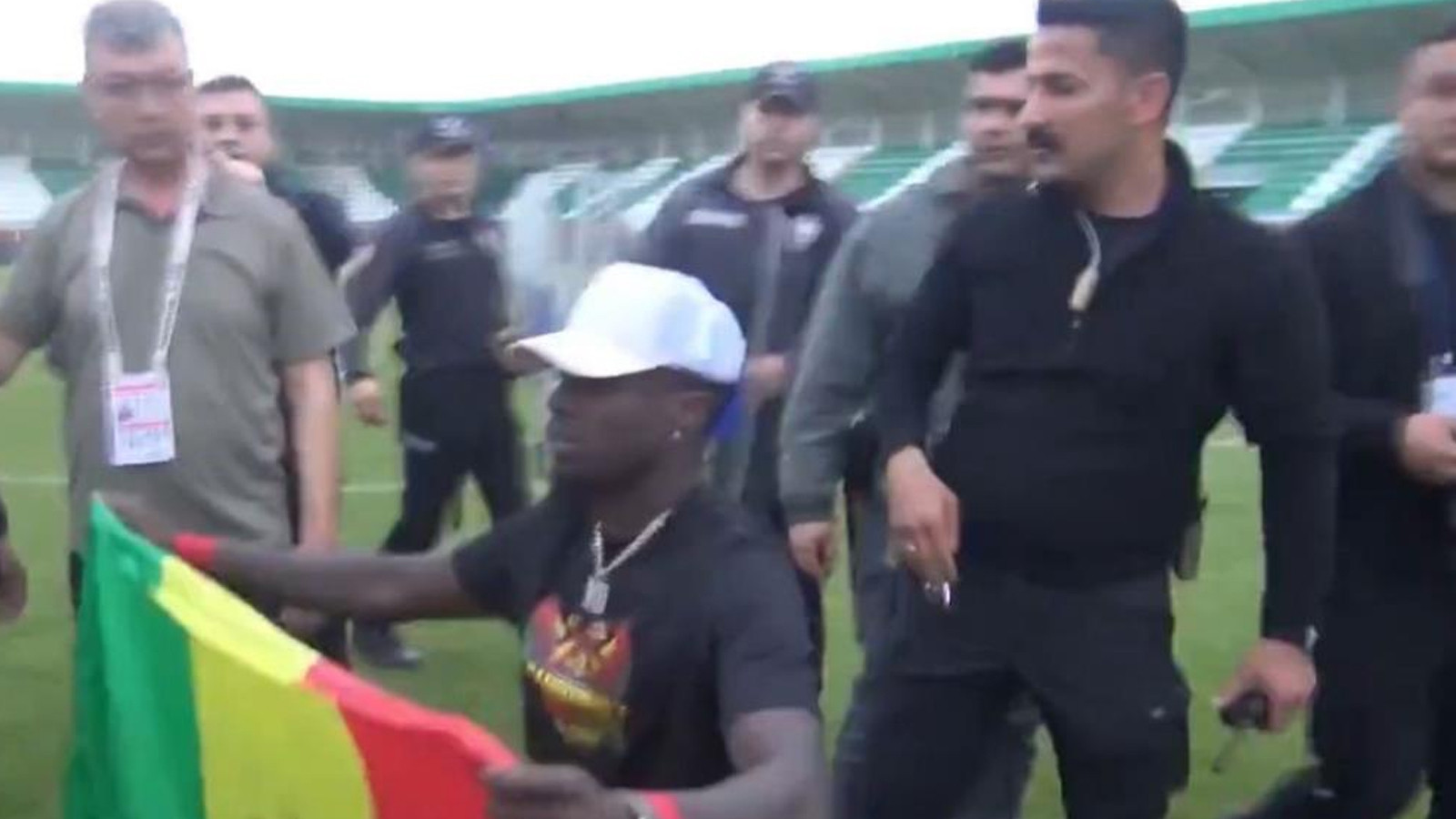 Diagne'nin açtığı Senegal bayrağını polisler yanlış anladı