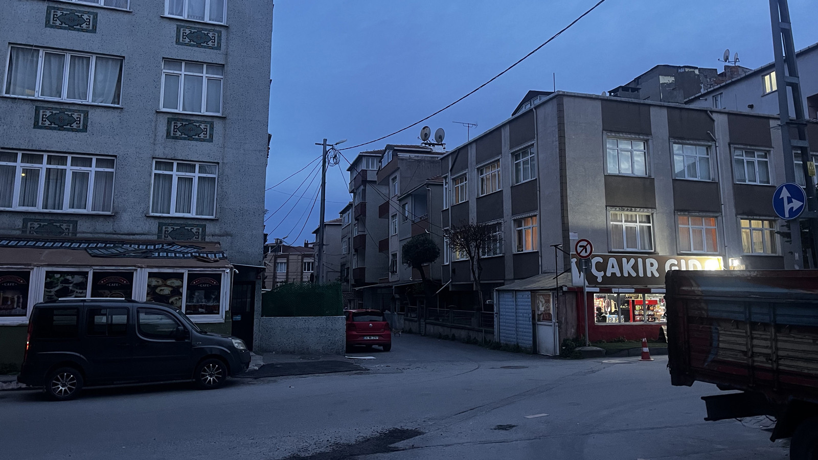 Küçükçekmece’de kahve önünde silahlı saldırı: Ortalık kan gölüne döndü